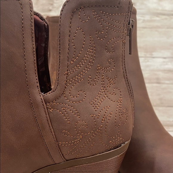 BareTraps Chestnut Ankle Booties NWT Size 8.5M - Picture 4 of 11